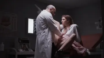 Porno Legendado - Médico dá um trato na esposa enquanto o marido corno espera no lado de fora